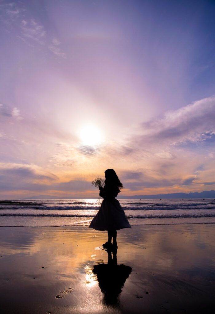海岸に立つ一人の女の子