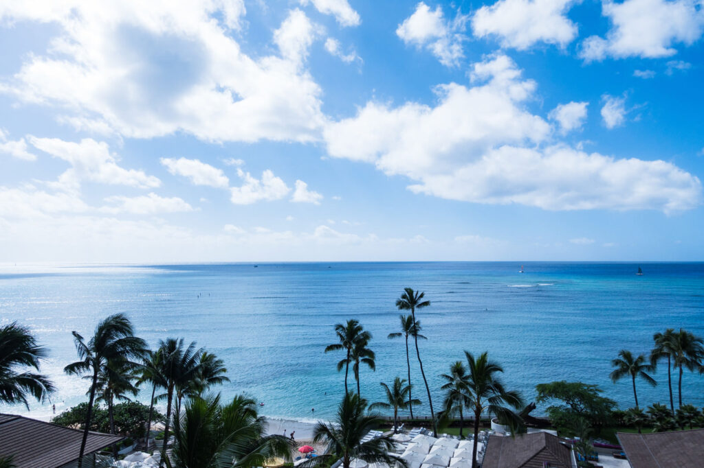 ハワイの青く透き通った海