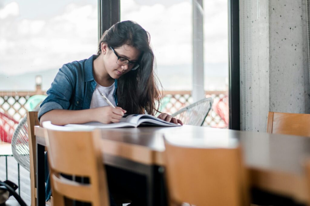 勉強している女性