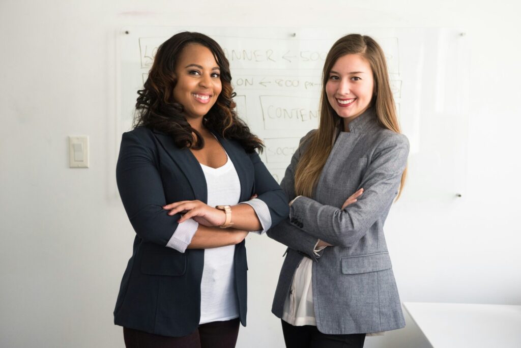 女性社員2人