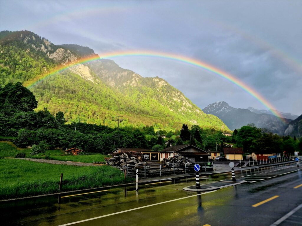 虹がかかった景色