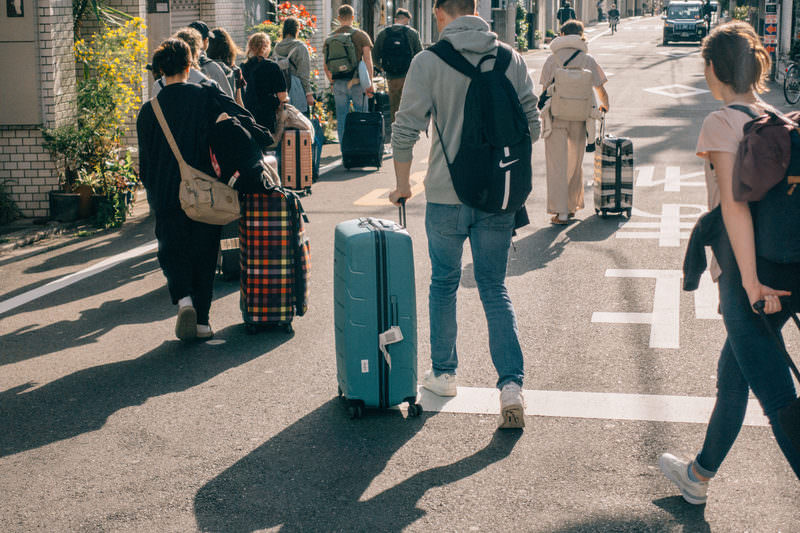 スーツケースを運ぶ外国人旅行客